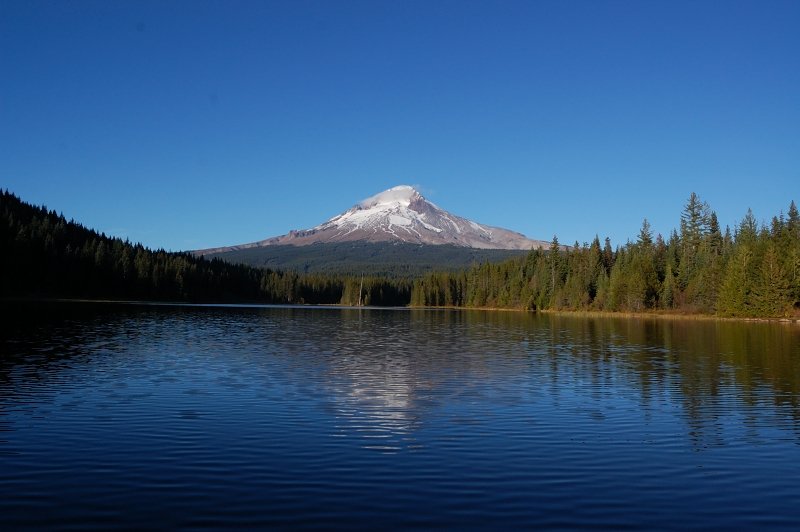 Since we were close, we drove over to Trillium Lake hoping to get a shot with lenticular cloud, but no luck this time